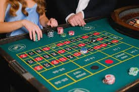 Tampilan meja Qiu Qiu di arta88 dengan kartu domino dan dealer langsung